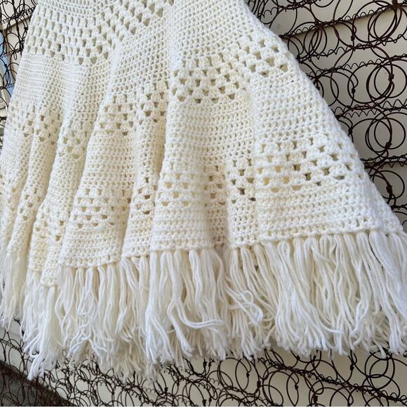 Vintage cream crochet open knit fringe poncho cape Christmas tree skirt - Picture 2 of 5